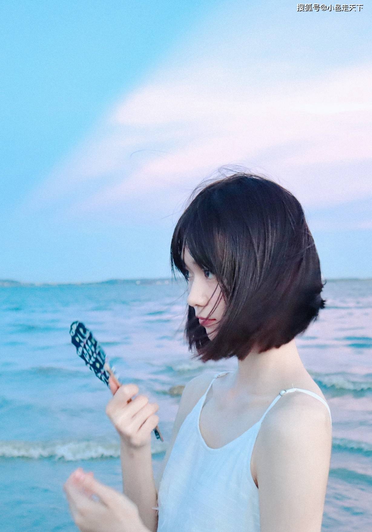 连衣裙|段奥娟白色连衣裙海边写真