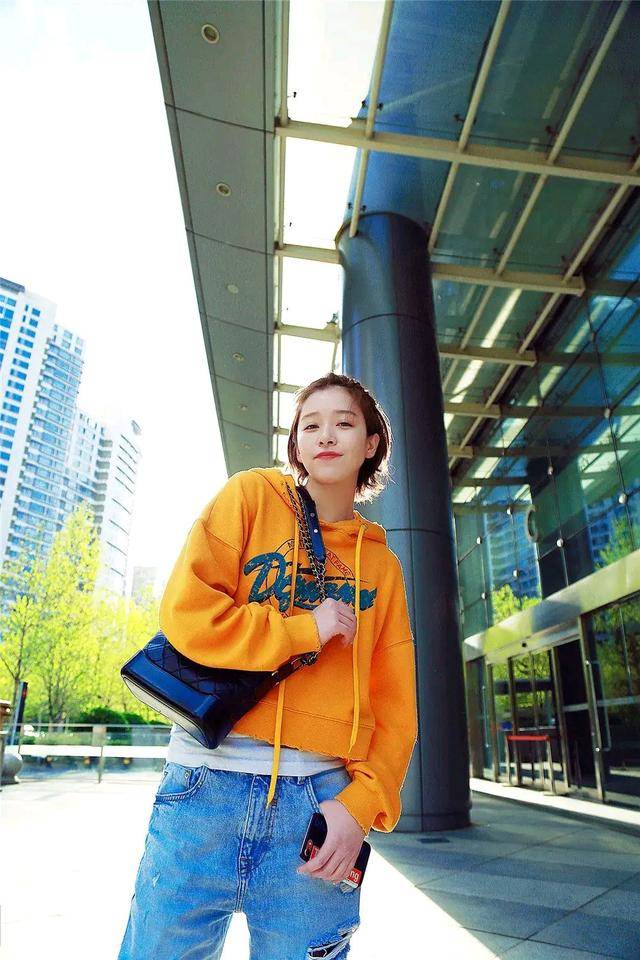 青春|阚清子穿上黄色卫衣搭配蓝色牛仔裤,活力无限,青春亮丽。