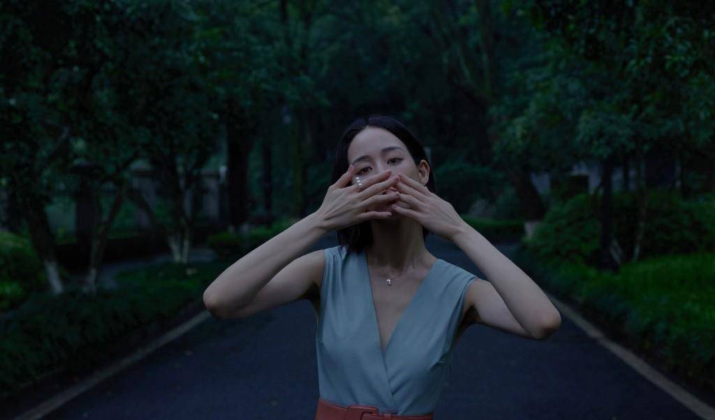 魅力|张钧甯撑伞雨中拍片好欢快,光脚穿连衣裙为美真拼,看谁还说不红