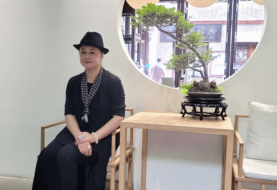 服装|赵本山的小姨子真气派，穿的一点都不露，感觉更有艺术家的味道