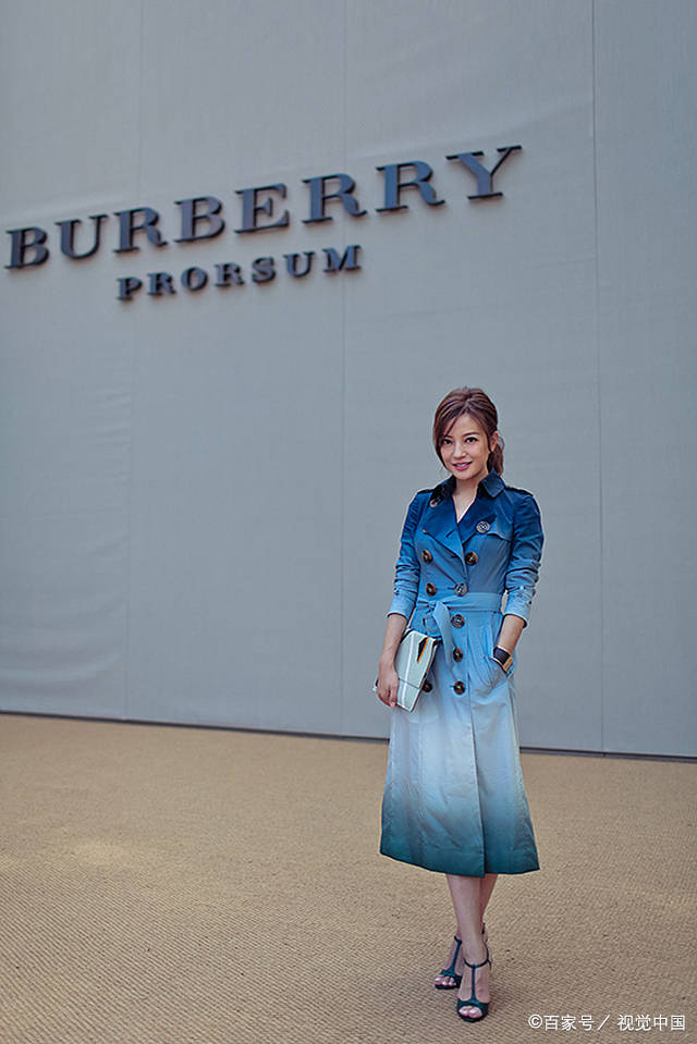 变化|咱们是衣穿人，而赵薇是人穿衣，光腿穿“渐变色”风衣惊艳了