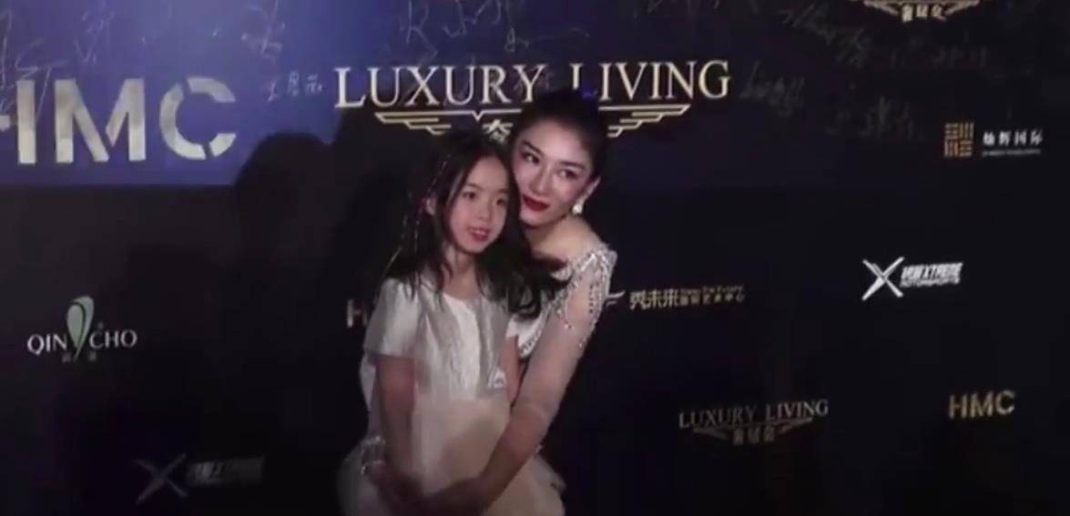 黄奕|黄奕带女儿爬长城，8岁夸张肤色被吐槽，妈妈打扮时髦女儿像村姑