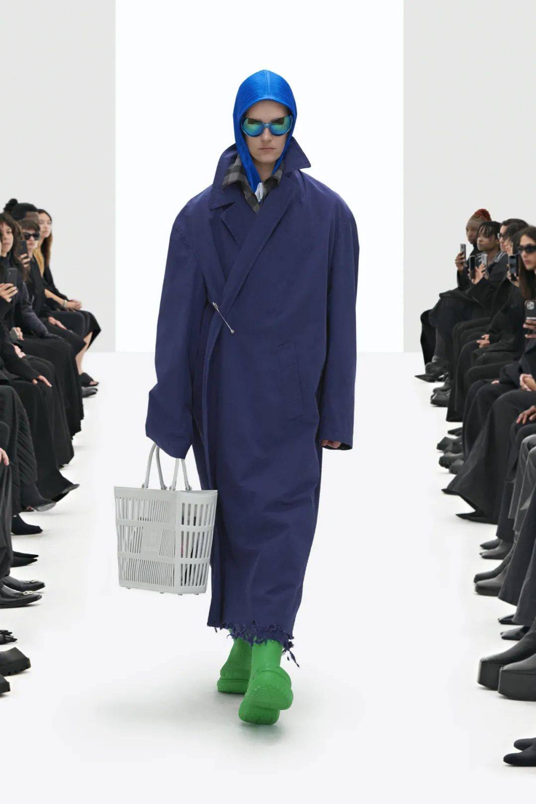 个性|你的肩膀可以有多酷？Balenciaga2022春夏成衣