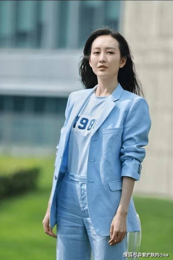 中性|王鸥好身材真任性，穿中性西装帅气显独立，叉开腿坐气质很大佬