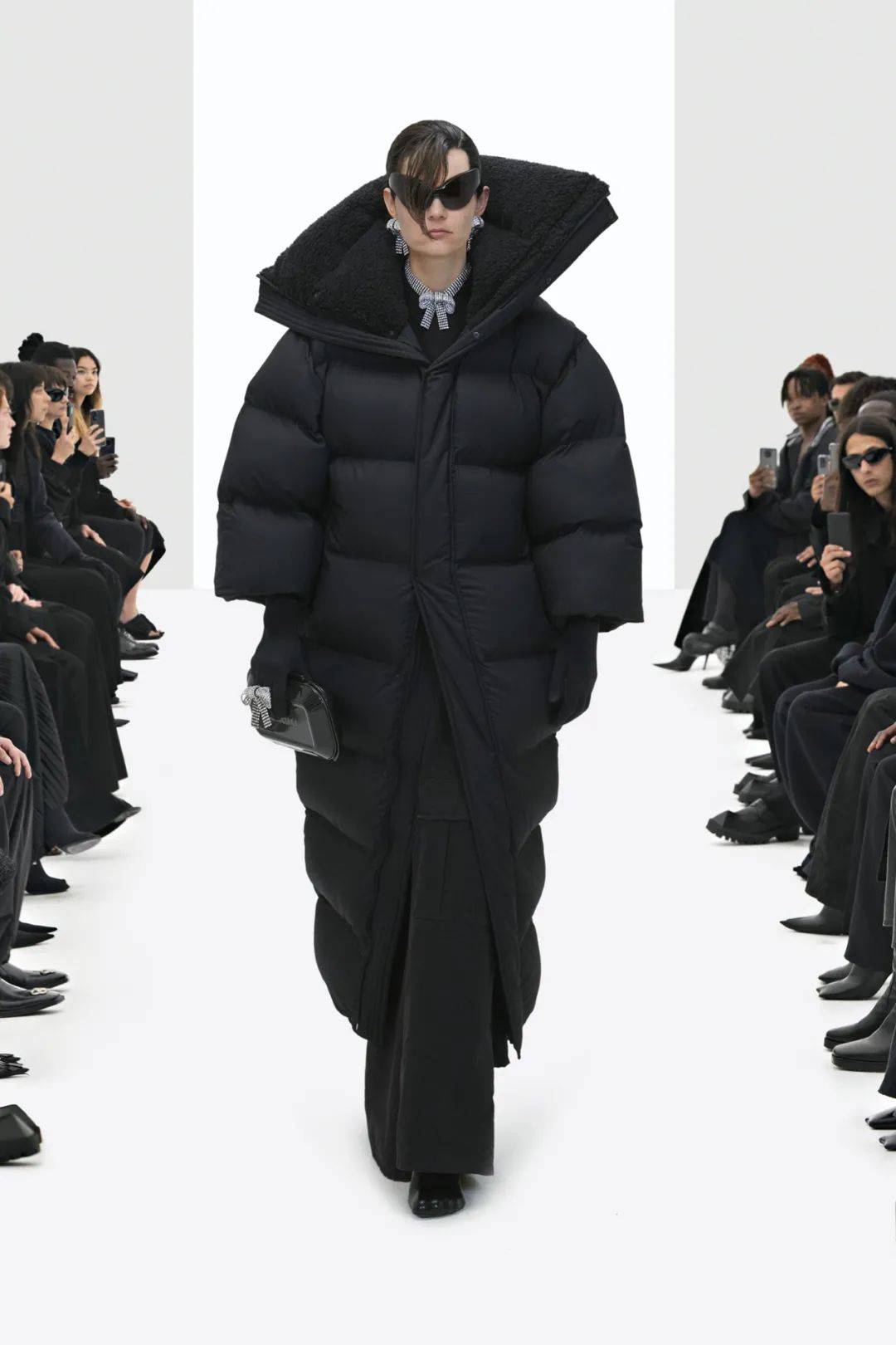 个性|你的肩膀可以有多酷？Balenciaga2022春夏成衣