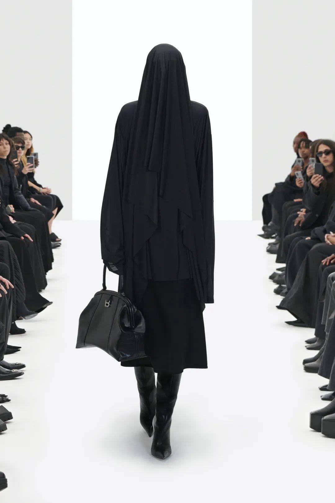 个性|你的肩膀可以有多酷？Balenciaga2022春夏成衣
