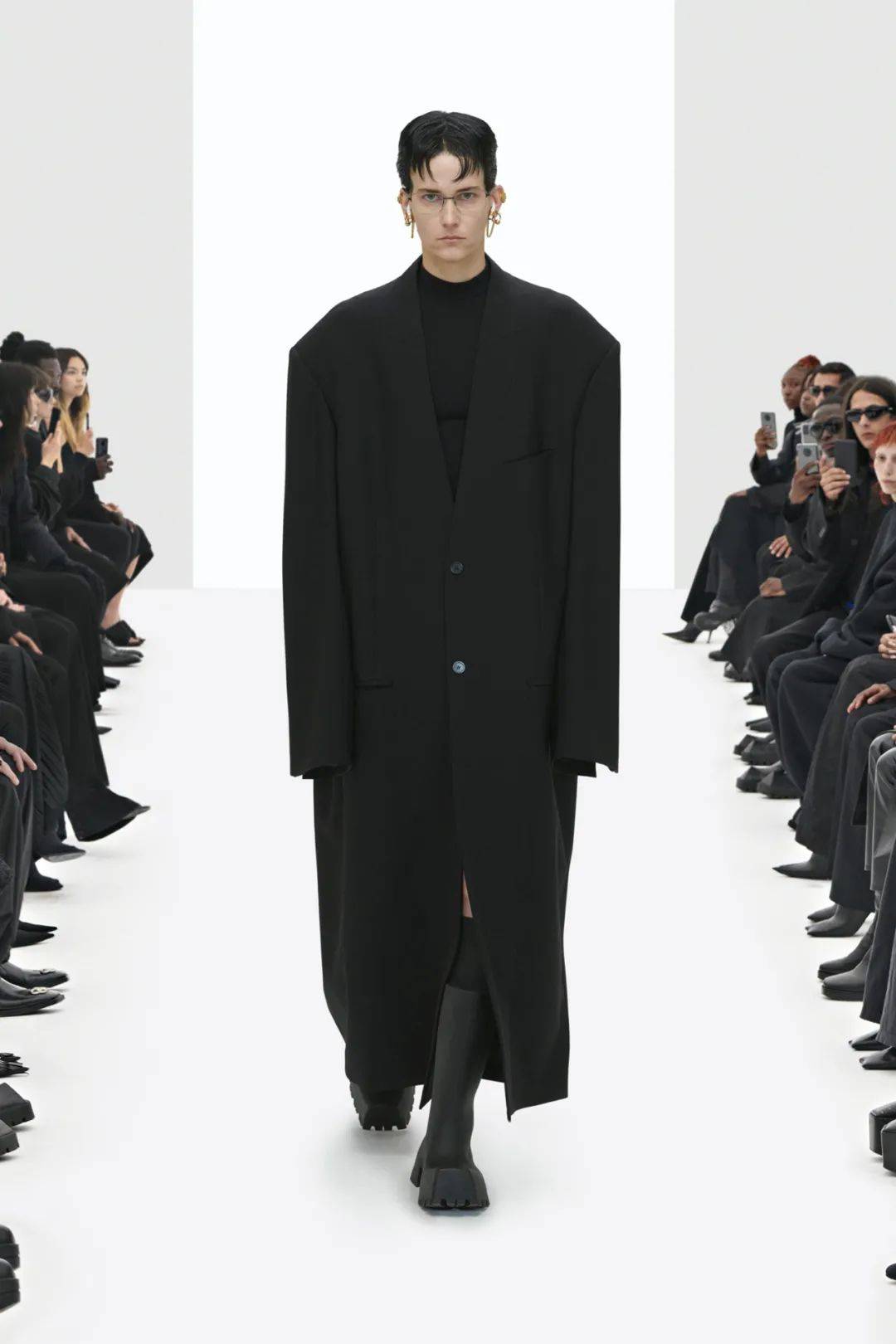 个性|你的肩膀可以有多酷？Balenciaga2022春夏成衣