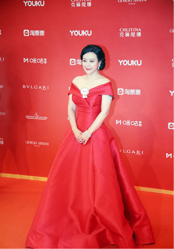 郝蕾|郝蕾身材有知性感,大敞领礼服秀多肉曲线,比一般中年女人强不少