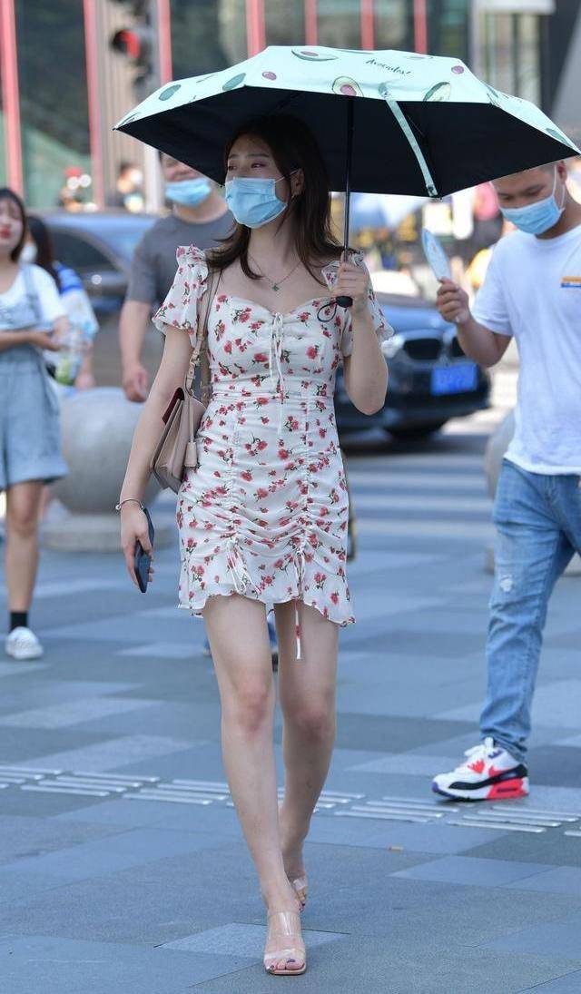 间接|配上小白鞋和小白帽，表现出女性的新鲜感,妹妹看起来更漂亮了