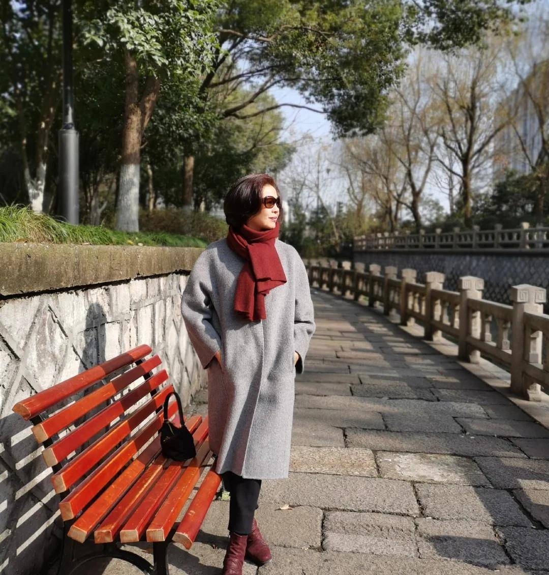 服装|女人过了60岁，过年别穿“老一套”！大衣+烟管裤，看着更年轻