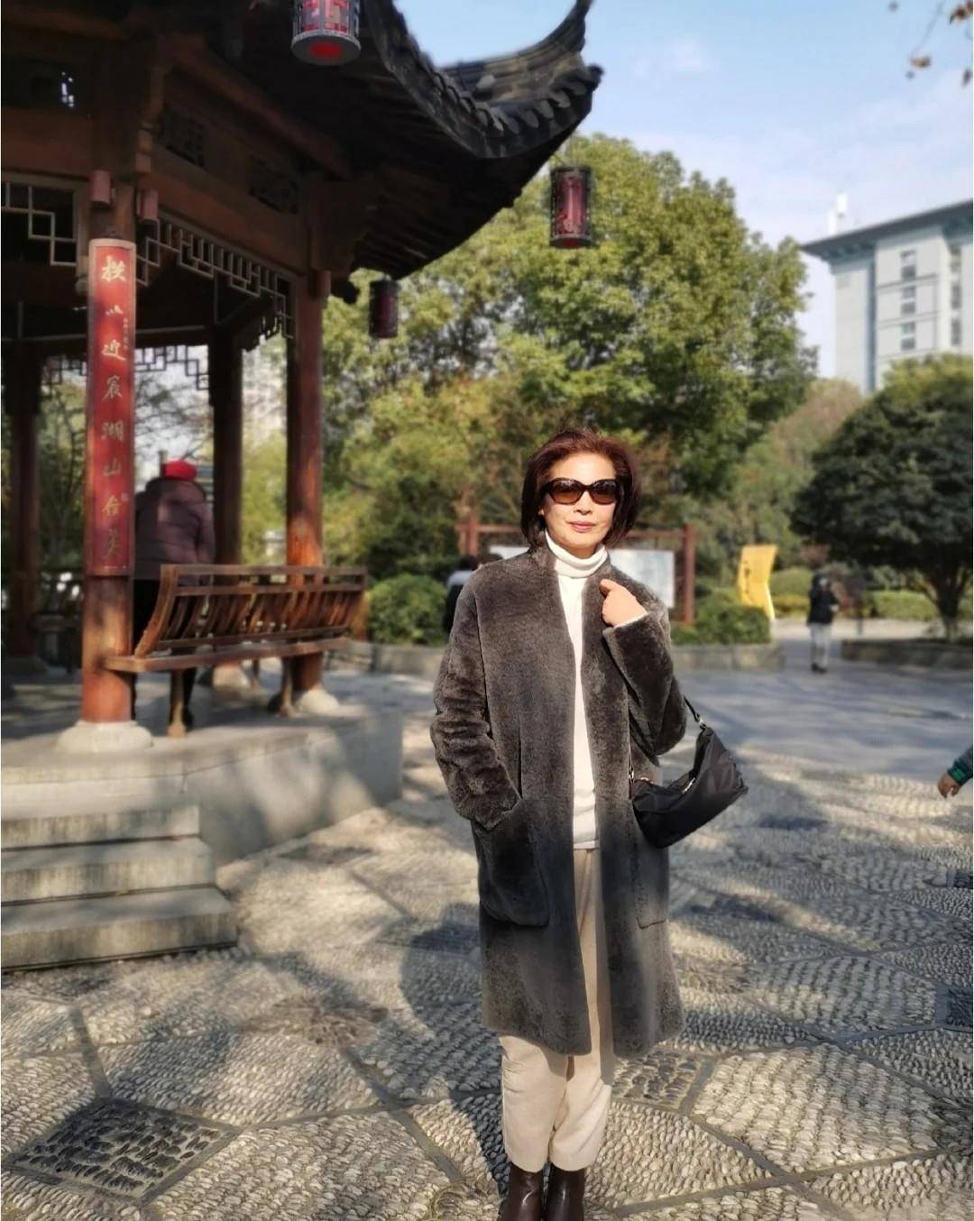 黑色|女人过了50岁，冬天少露“脚脖子”！大衣+烟管靴，谁见夸年轻