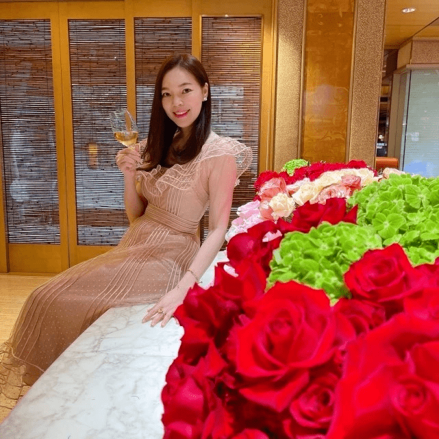 健美裤|富士康老板娘高调晒度假照！71岁老公搂美女合影，穿搭扮嫩不服老