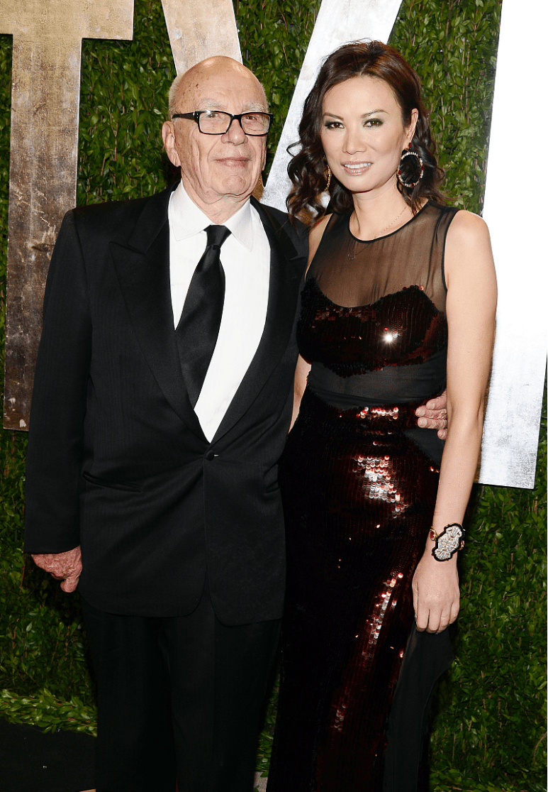 进行|邓文迪的魅力“老少通杀”，穿亮面裙和前夫合照，美得更突出了