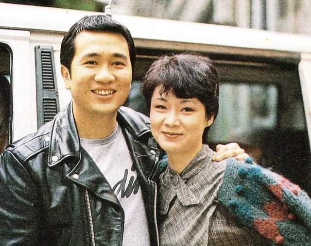 原创欧阳佩珊患癌离世4年,丈夫郭锋罕见露面,双鬓斑白精神状态佳