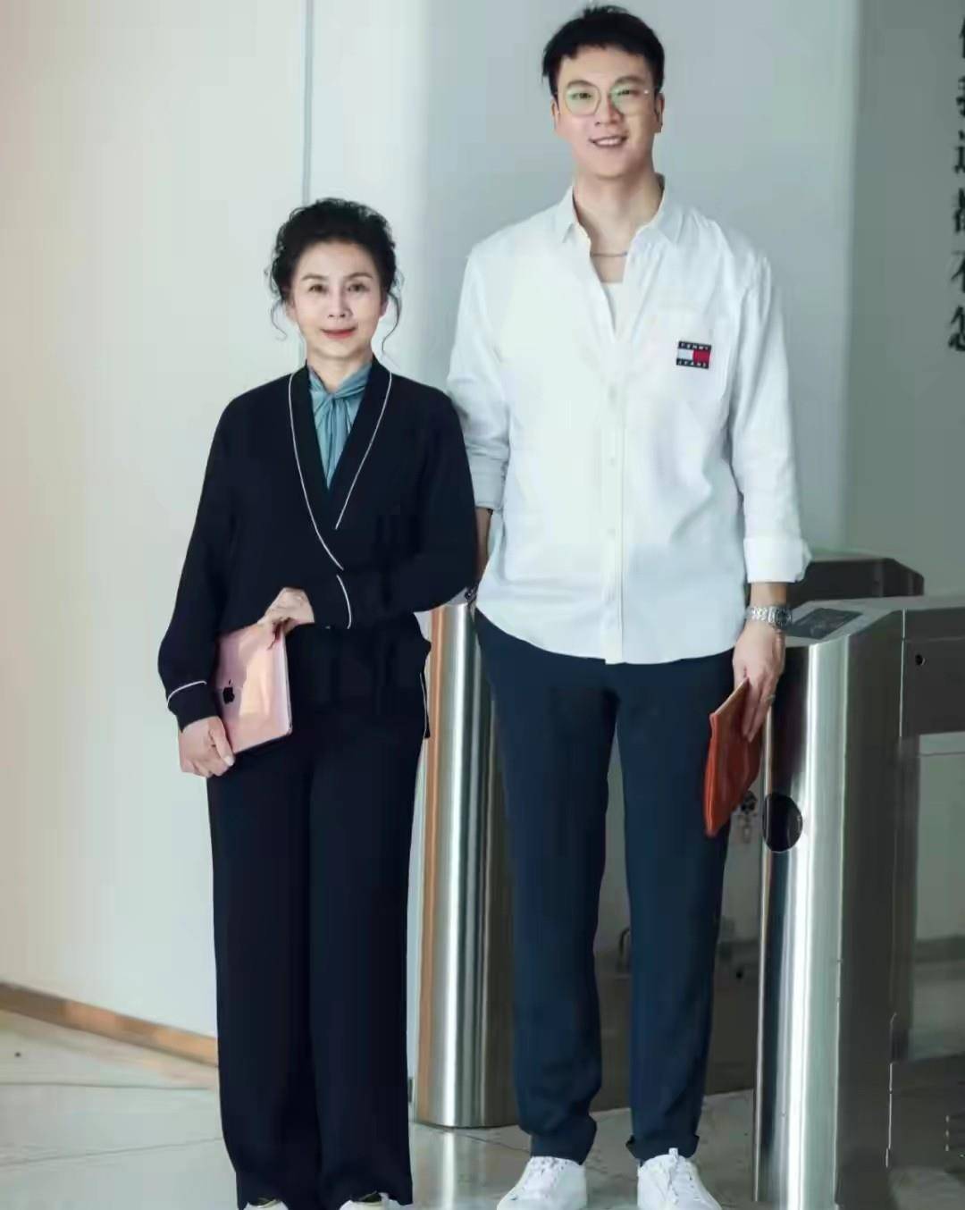 黑色|这才是60岁后该有的打扮，穿搭减龄又不装嫩，简约优雅很有女人味