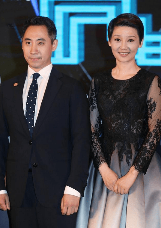 黑色|徐帆53岁也不见老，穿渐变色礼裙拼接黑色蕾丝，有层次感又亮眼