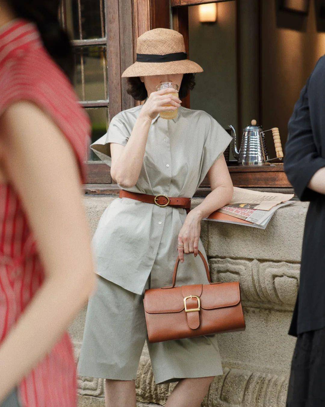 白色|五六十岁的女人，可以多穿这3个“亮丽色”，优雅减龄还衬肤色