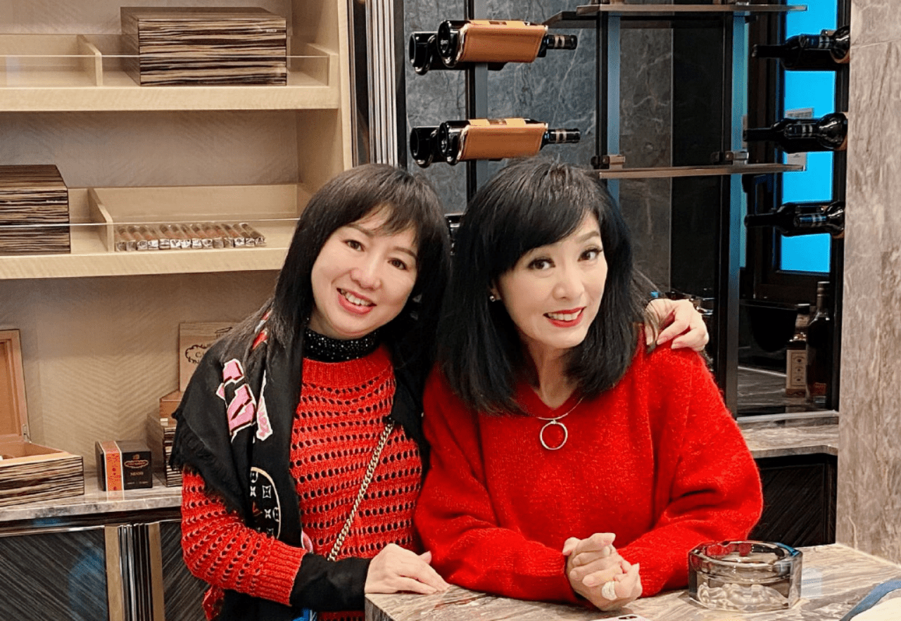 整体|65岁米雪美貌还在，白皙肤色配红毛衣，骨感身材完全不输小姑娘