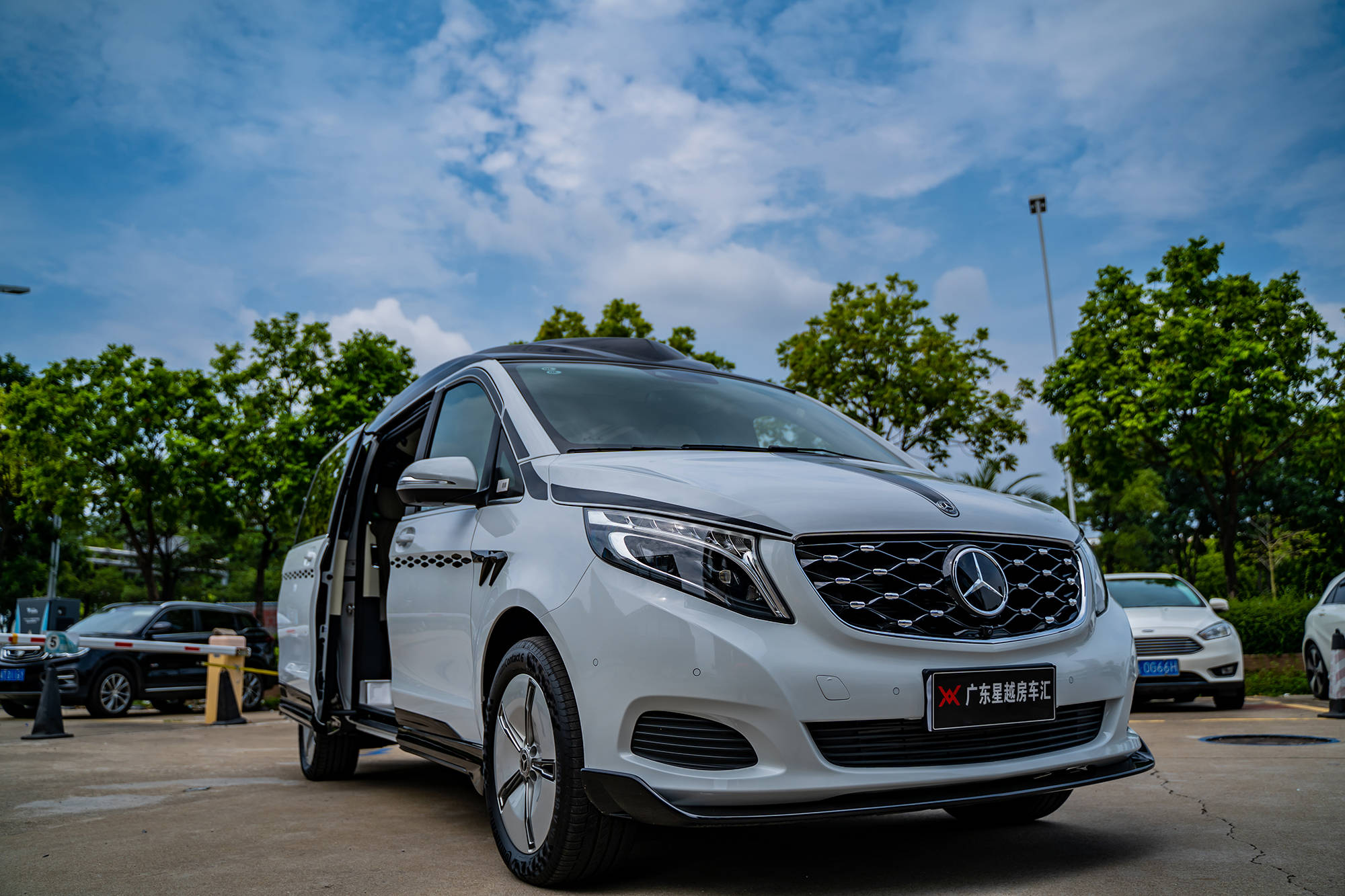 傲旋大白鲨商务车,豪华私密全隔断4座,网友:埃尔法价格买雷克萨斯lm