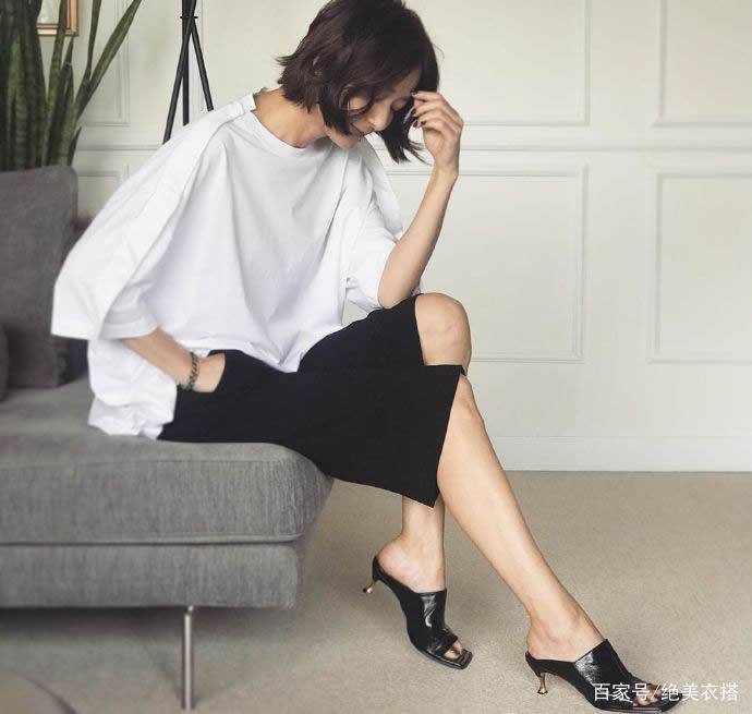 洛薇|凭着一身极简“黑白配”穿搭，52岁的她，为什么赢得体面优雅？