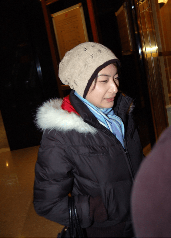 黑色|郭晶晶不愧是豪门阔太，穿身显胖羽绒服，气质依旧和普通人不一样