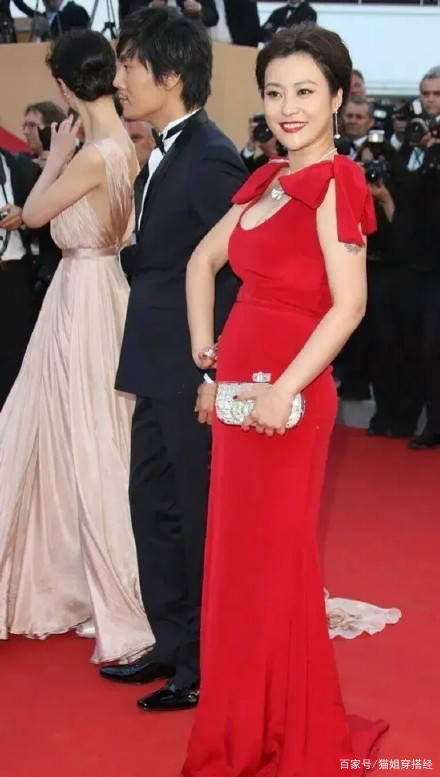 设计|郝蕾身材微胖挺有贵妇范，穿抹胸礼服走红毯曲线完美，魅力挡不住