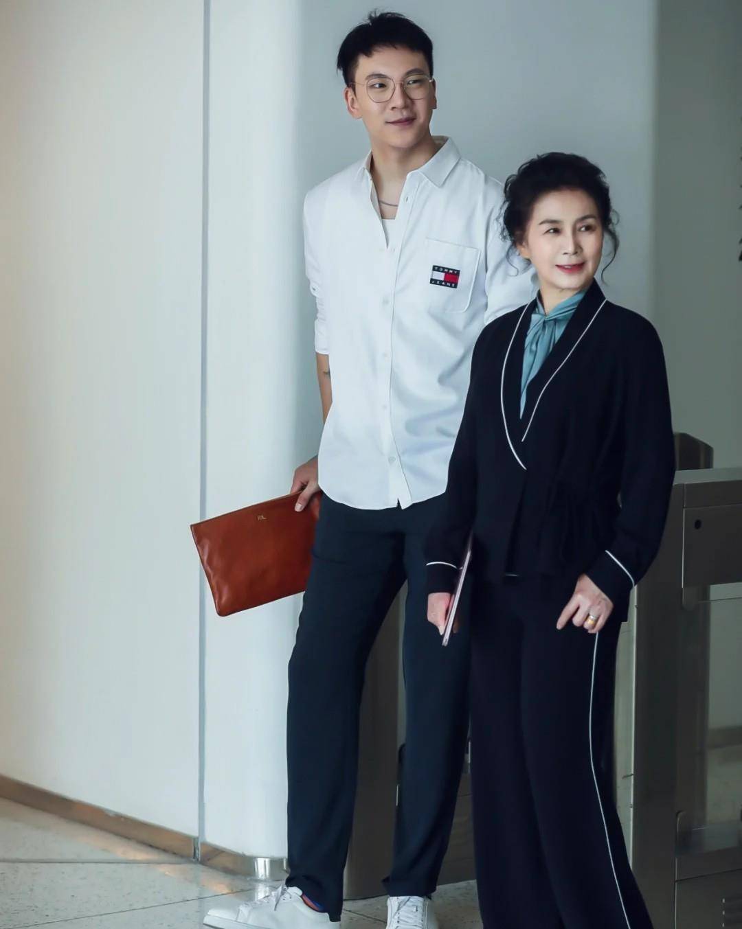 黑色|这才是60岁女人该有的打扮：“膝下裙+平底鞋”，简单舒适才最美
