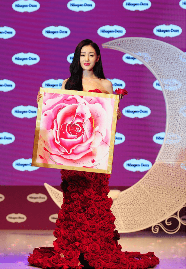张天|张天爱美得让人心动,高挑的好身材穿成一束花,在女明星里也出众