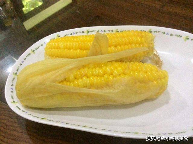 下锅|水煮玉米不要只用清水，多加这2样，煮出来的玉米又甜又糯