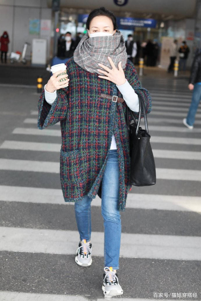 元素|那英是有多怕冷？穿厚厚的格纹外套还不算，围巾还要再绕脖子3圈