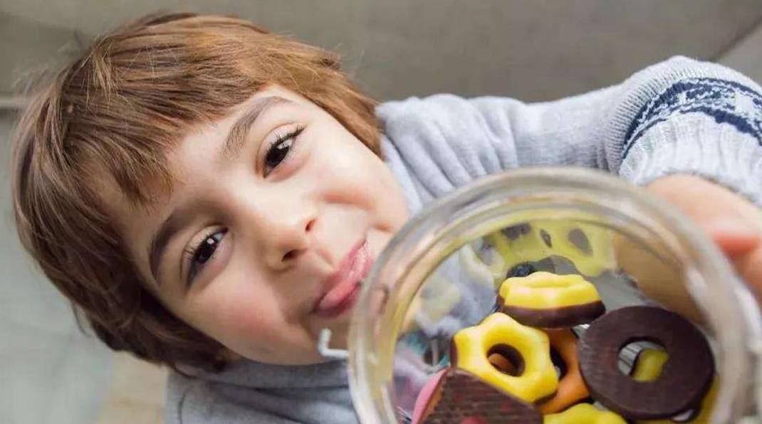 家长|从小不让吃零食的孩子,长大后多半逃不过2种结局,值得家长反思