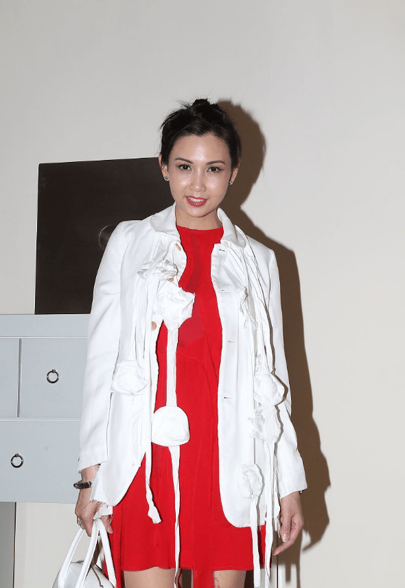 邱淑贞|邱淑贞真不愧是豪门太太，一身简约时髦造型，也能穿出秀场高级感