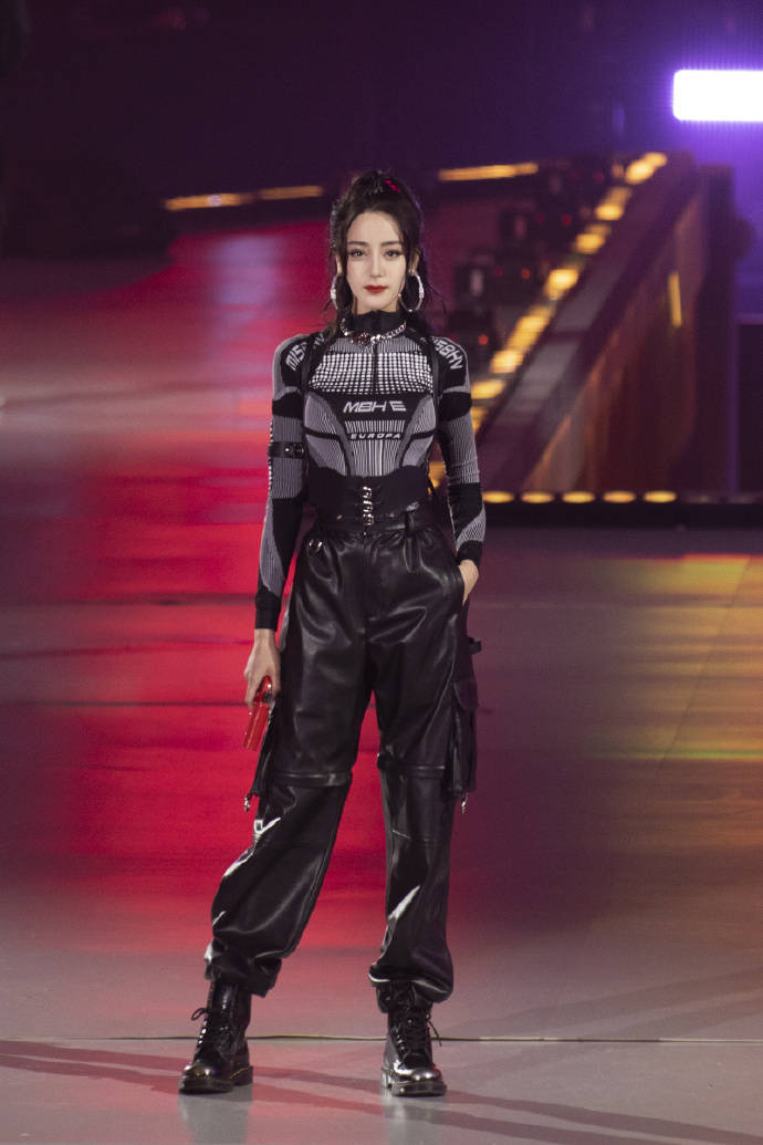 整体|迪丽热巴太会穿!工装裤演绎满满“甜酷风”,气场不输任何人