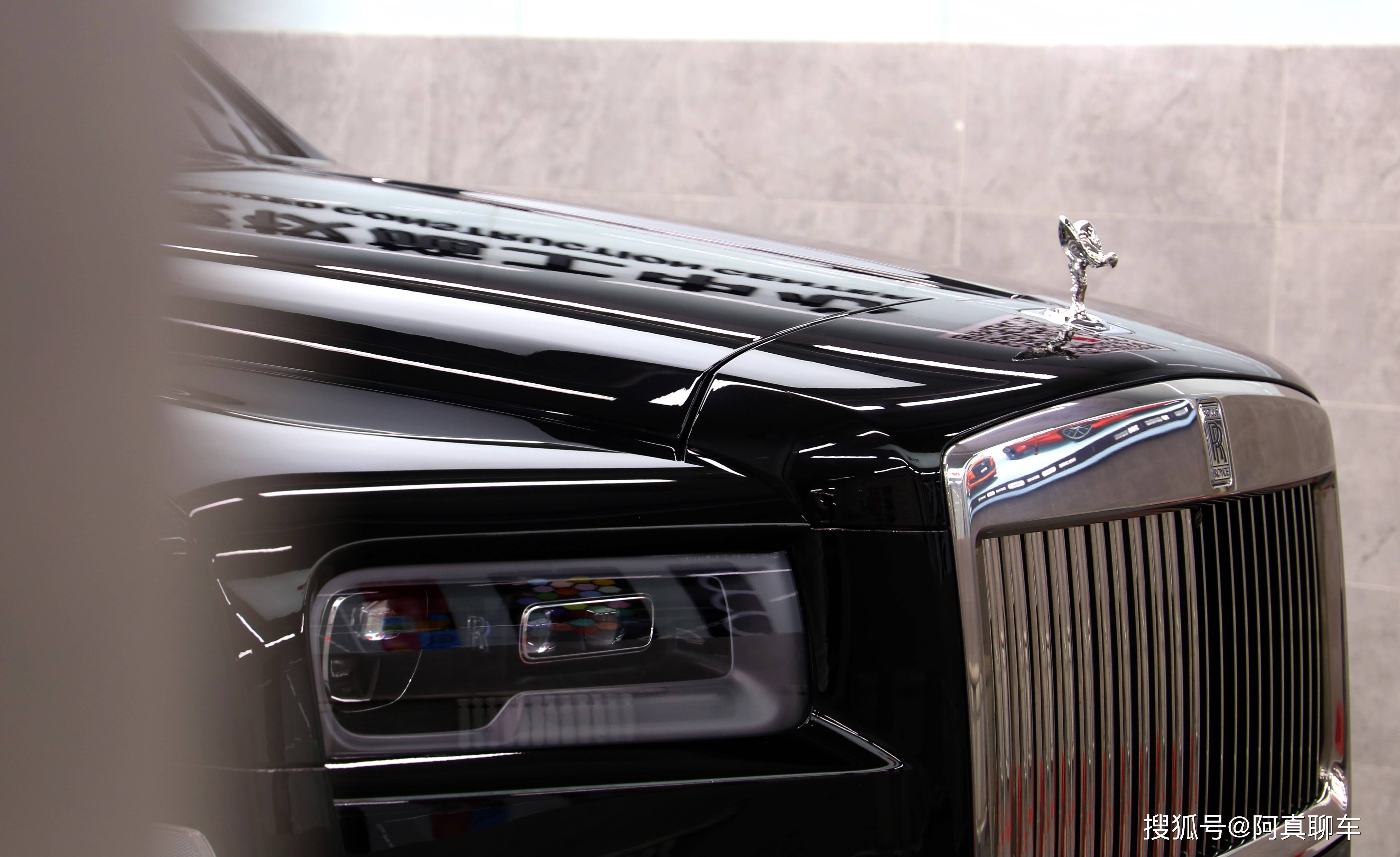 劳斯莱斯库里南腰线由原先的一条变成为两条,一条从发动机盖延伸到车