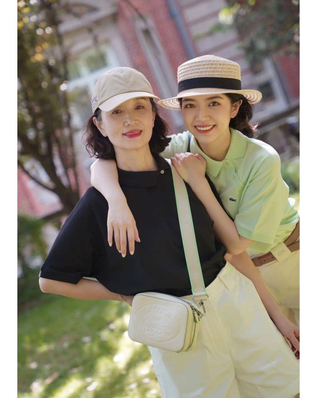 黑色|女人过了60岁，夏天要穿得舒适、素雅一点，平底鞋配裤装就够了