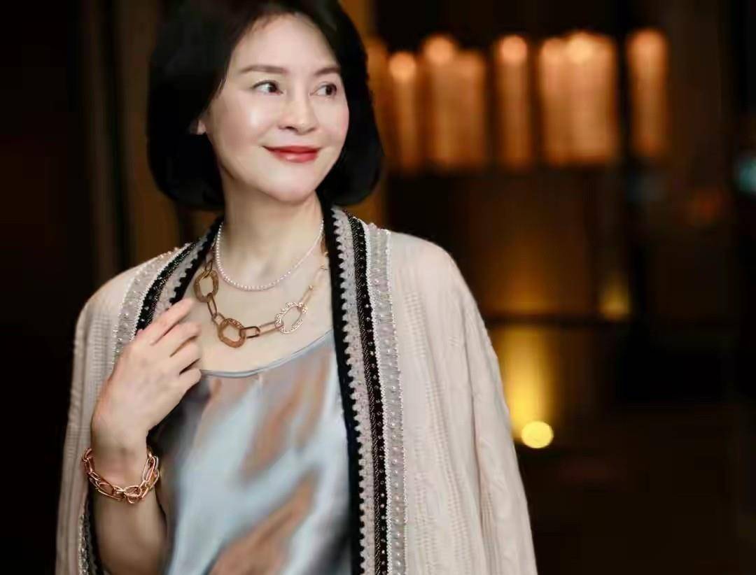 大气|中年妇女穿衣秘诀：优雅大气最重要，4个“穿搭法则”为气质加分