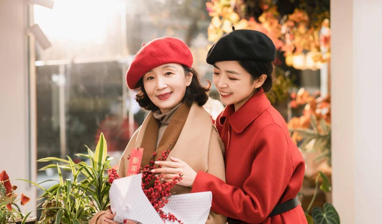 设计|女人60岁而已,别总“大妈式”穿搭!帽子+呢大衣,时髦显气质