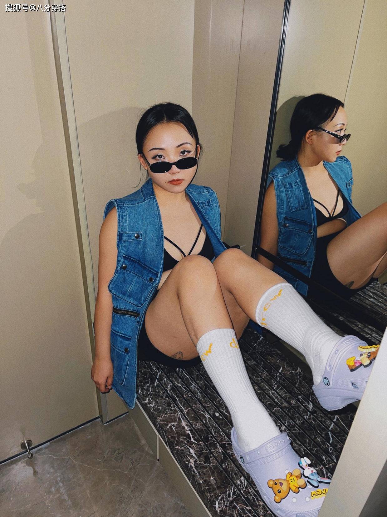 设计|辣目洋子穿出“微胖美精髓”，穿牛仔外套配黑色内衬，怪洋气的