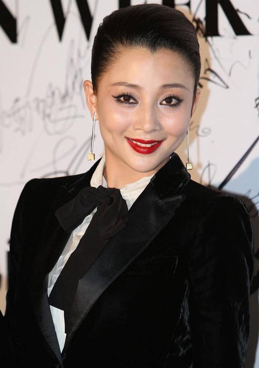 脸部|殷桃穿西装真美,配白纱裙浪漫又甜美,背头发髻气场强大更显气质