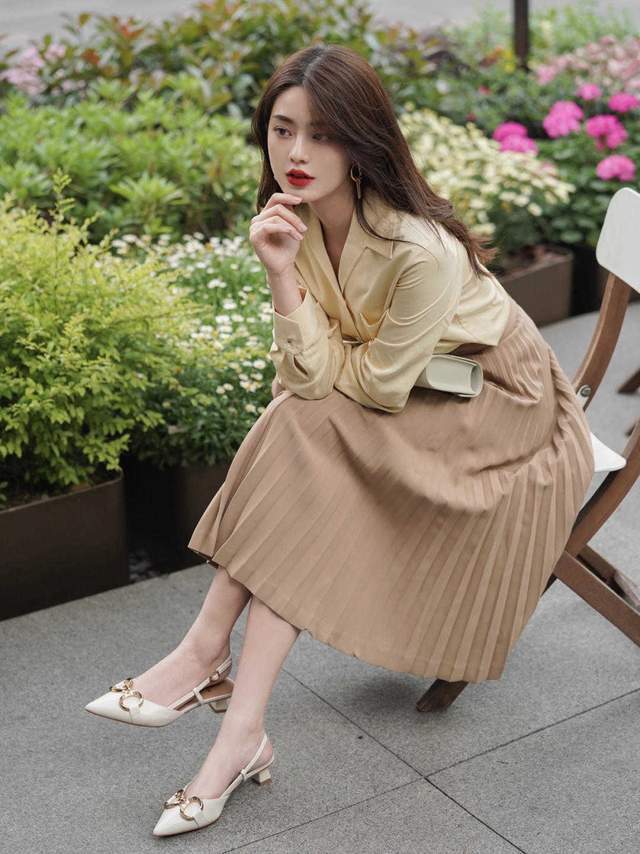女生|2、30岁如何穿出高级的优雅感？衬衫配半身裙，少女气质感十足