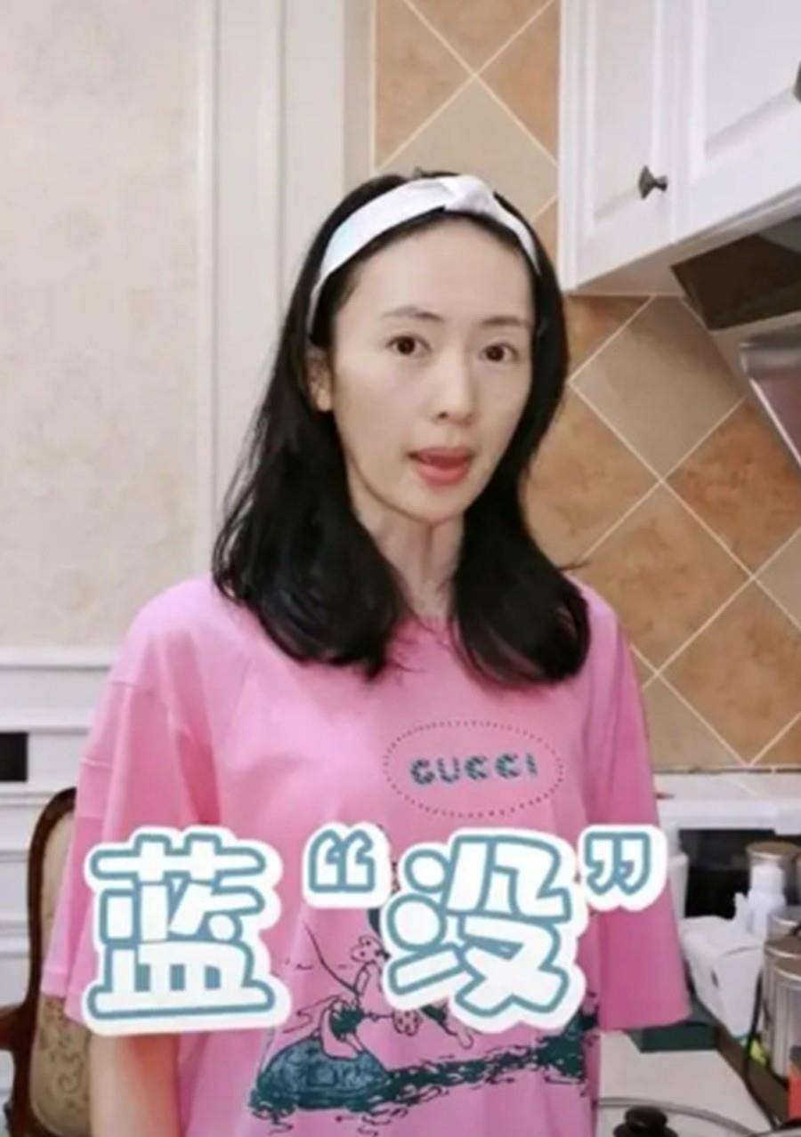 亮度|童瑶嫁入豪门后真阔气，穿一万T恤下厨做饭，素颜上镜反而真实