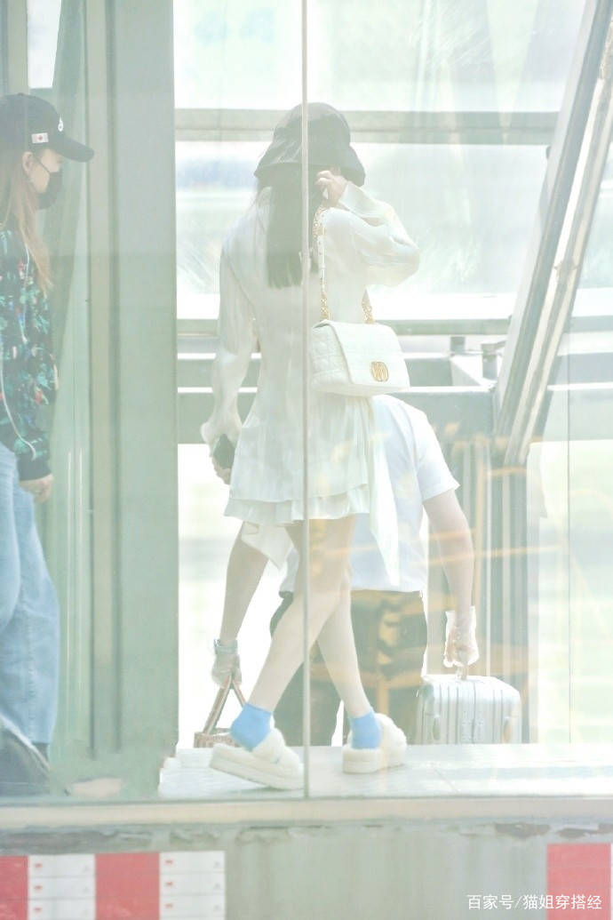 设计|单身的赵丽颖更舍得破费了，机场穿2000多白衬衫，Dior包也不离身