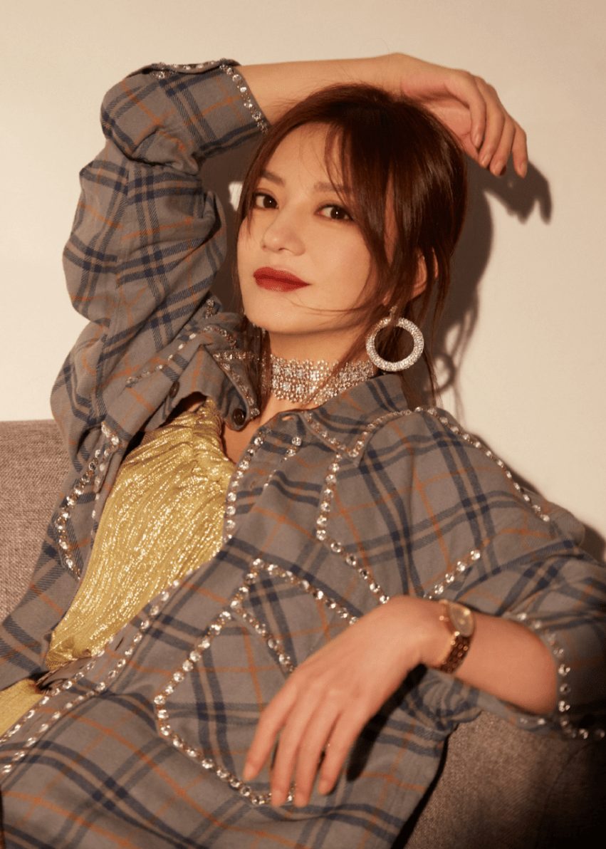 设计|赵薇长相就没变过，穿一身时髦亮面装出镜，又美又嫩像是小姑娘