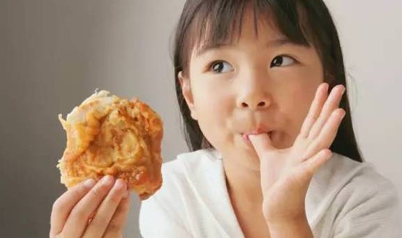 家长|从小不让吃零食的孩子,长大后多半逃不过2种结局,值得家长反思