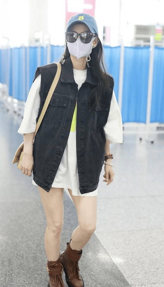 黄圣依|黄圣依穿搭太大胆了，时髦上衣搭配下衣失踪，秀出性感大长腿