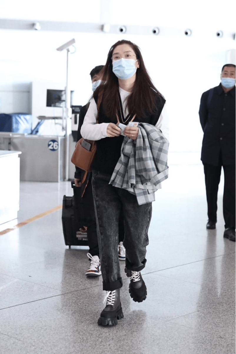 荧光|“凤凰传奇”玲花也很潮，穿针织背心戴眼镜，打扮不像中年女人