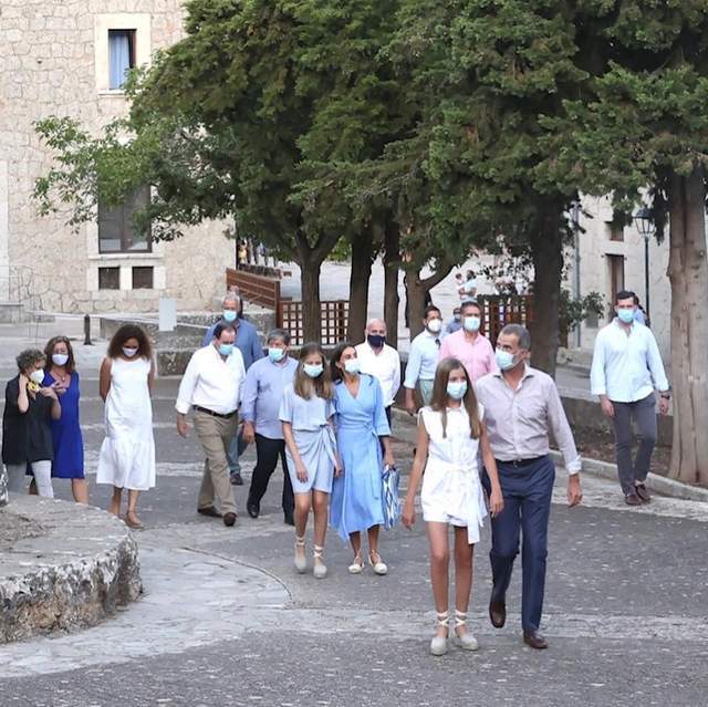 高跟|西班牙14岁小公主学姐姐穿高跟,身高超180变巨人,王后一脸不快