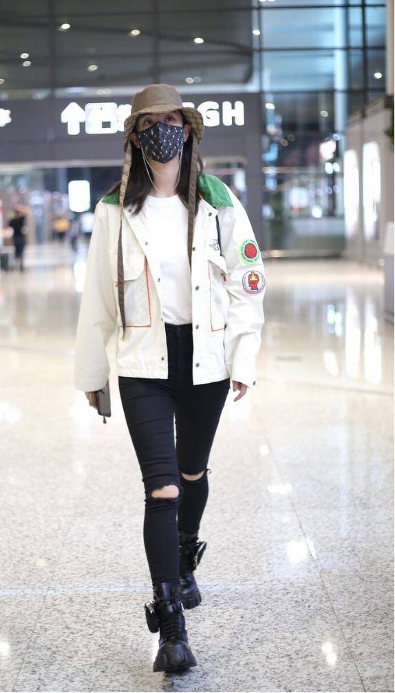 蝴蝶|郑希怡气场好足，休闲款的外套穿身上，看着也有一种时髦高级感