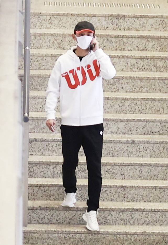 时尚|张继科时尚感真好，“机场秀”变身潮男，运动风这样穿活力十足