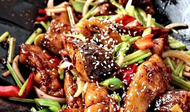 做法|秋天,牛羊肉靠边站,多吃此肉,上锅一炒,焦香入味,好吃不长肉